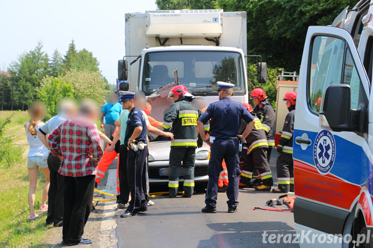 Wypadek w Moderówce, ciężarówka zmiażdżyła Fiata