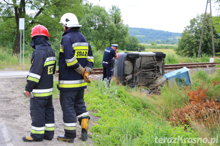 Renault wypadło z drogi w Przybówce