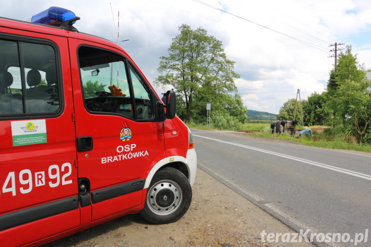 Renault wypadło z drogi w Przybówce