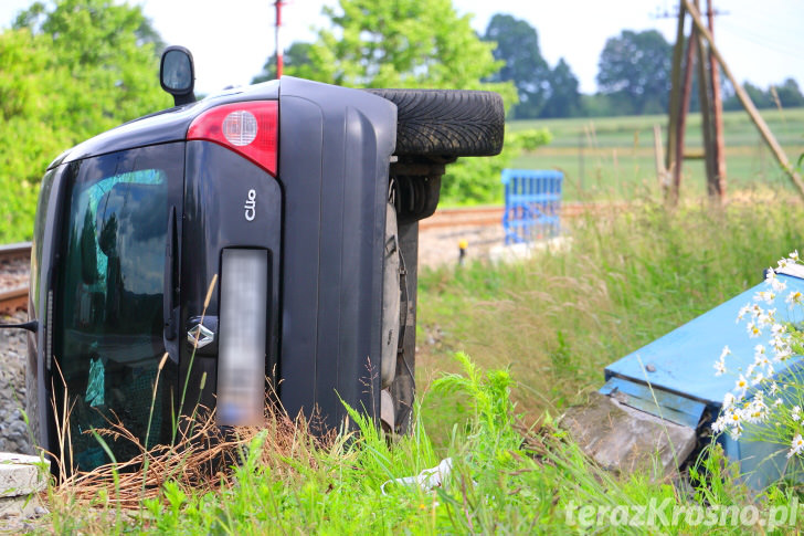 Renault wypadło z drogi w Przybówce