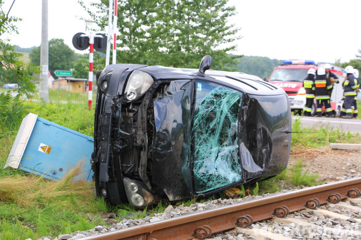 Renault wypadło z drogi w Przybówce