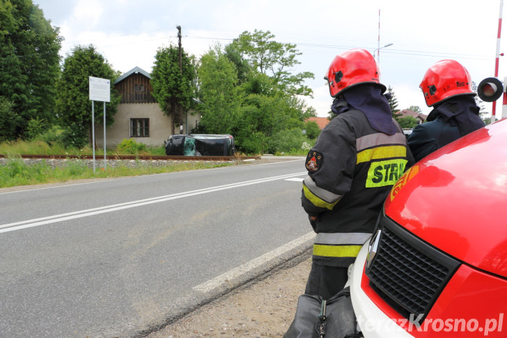 Renault wypadło z drogi w Przybówce