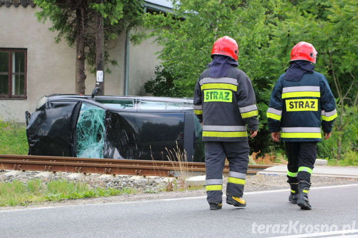 Renault wypadło z drogi w Przybówce