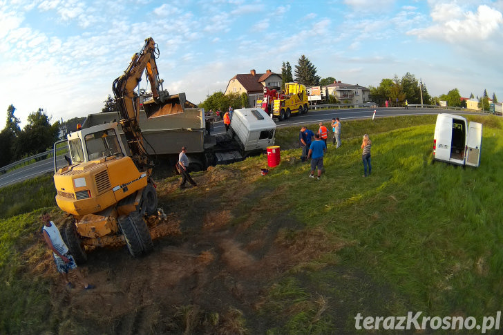 Krosno - Akcja wyciągania ciężarówki z rowu