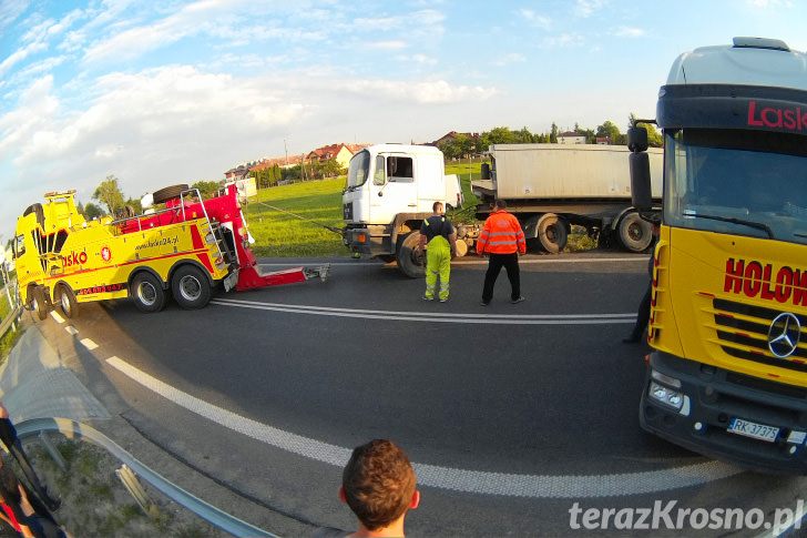 Krosno - Akcja wyciągania ciężarówki z rowu