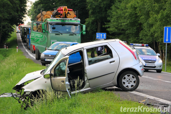 Zderzenie dwóch samochodów w Jaszczwi