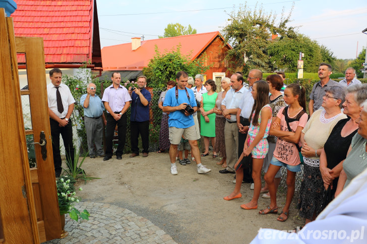 Poświęcenie odnowionej kapliczki św. Jana Nepomucena w Zręcinie