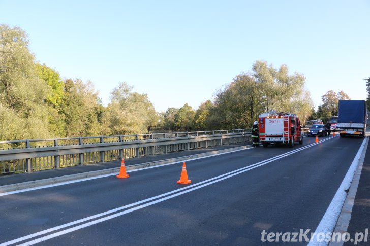 Tir wpadł do rzeki Jasiołka w Cergowej