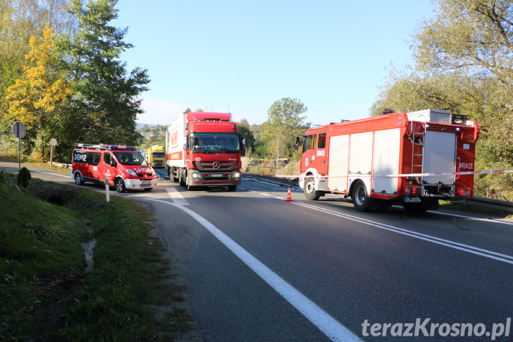 Tir wpadł do rzeki Jasiołka w Cergowej