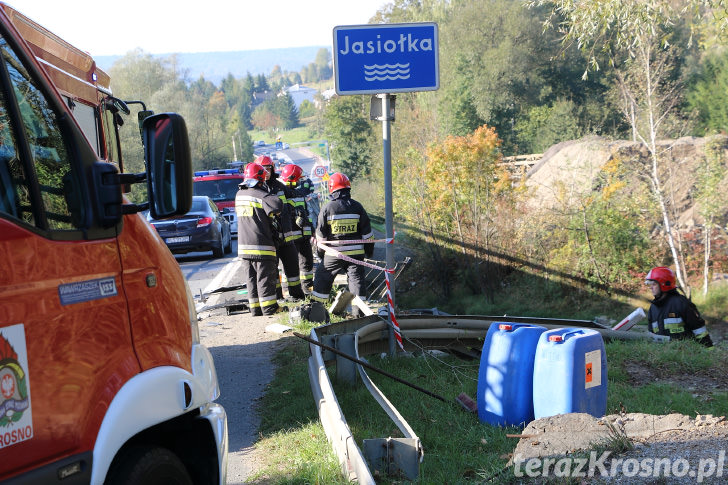 Tir wpadł do rzeki Jasiołka w Cergowej