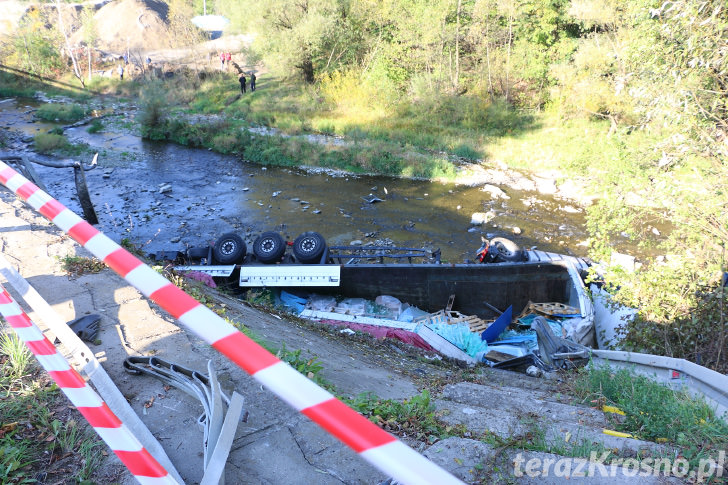 Tir wpadł do rzeki Jasiołka w Cergowej