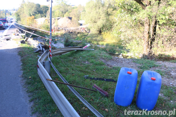 Tir wpadł do rzeki Jasiołka w Cergowej