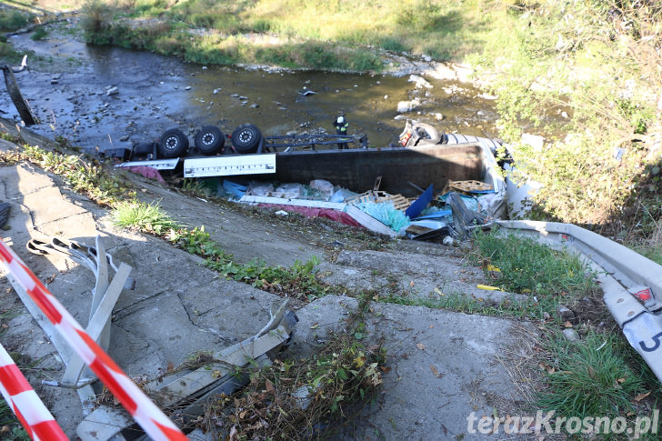 Tir wpadł do rzeki Jasiołka w Cergowej