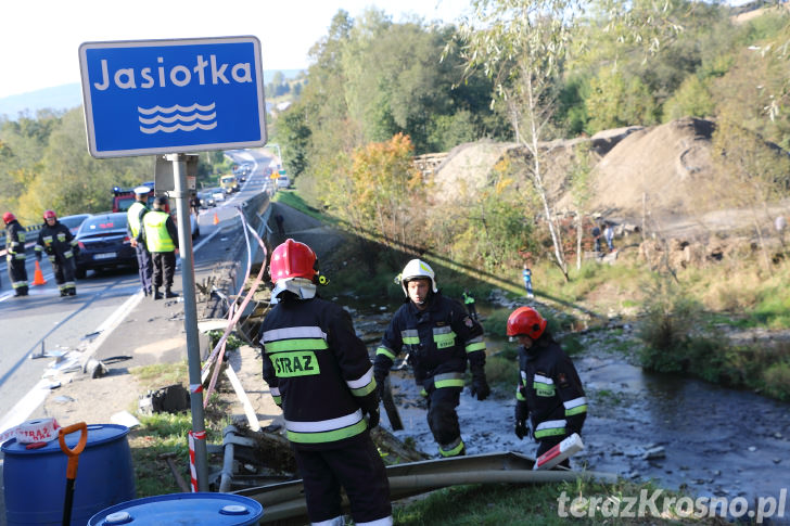 Tir wpadł do rzeki Jasiołka w Cergowej