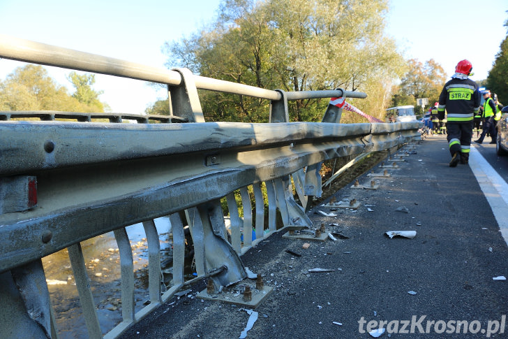 Tir wpadł do rzeki Jasiołka w Cergowej