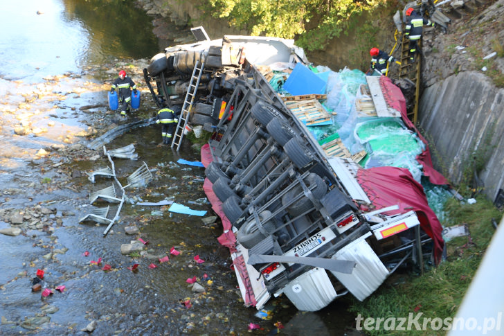 Tir wpadł do rzeki Jasiołka w Cergowej