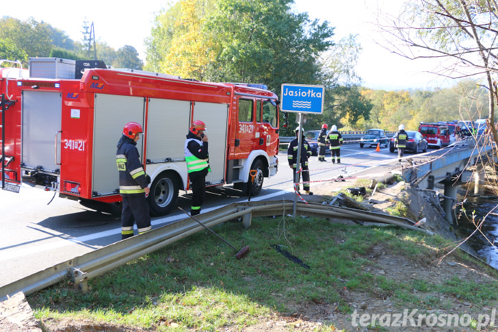 Tir wpadł do rzeki Jasiołka w Cergowej