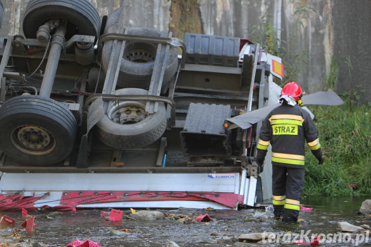 Tir wpadł do rzeki Jasiołka w Cergowej