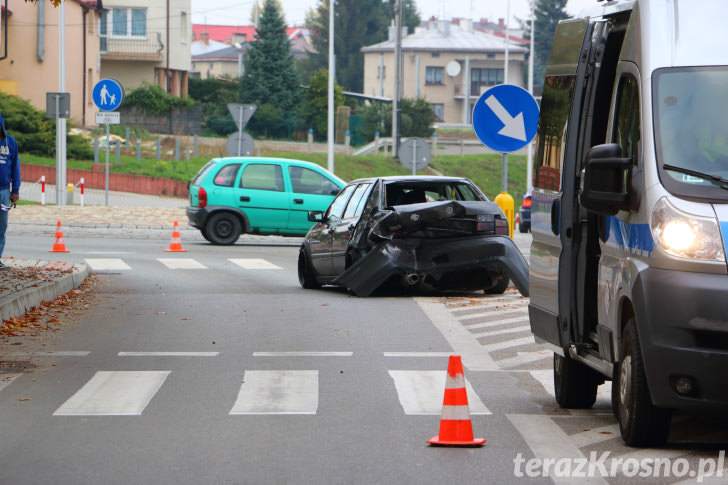 Wjechała w zaparkowany samochód