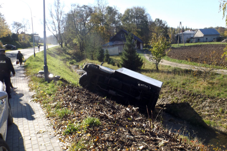 Dostawczy Mercedes wjechał w latarnie