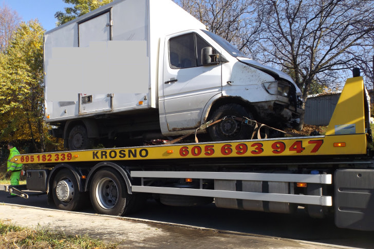 Dostawczy Mercedes wjechał w latarnie