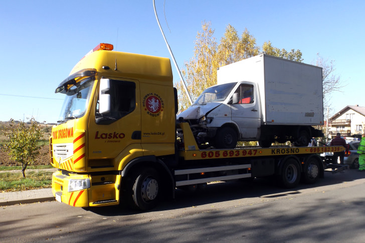 Dostawczy Mercedes wjechał w latarnie