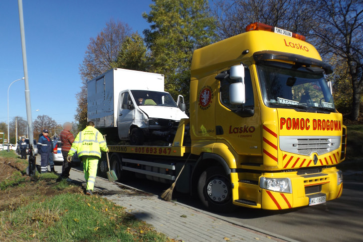 Dostawczy Mercedes wjechał w latarnie