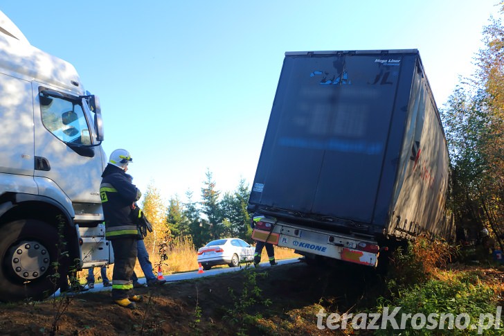 Tir zjechał z jezdni