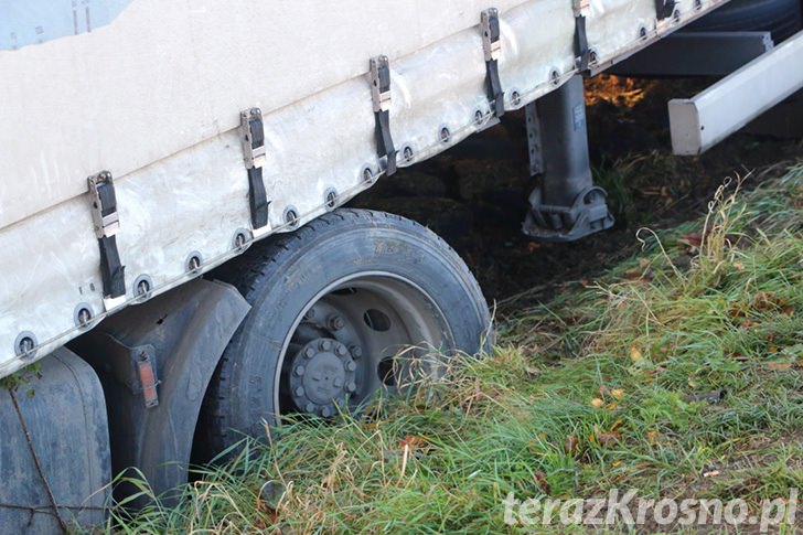 Tir zjechał z jezdni