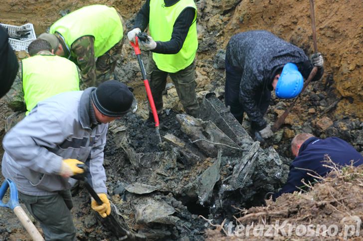 Wydobywanie wraku samolotu Junkers Ju 87 Stuka. Dzień 2