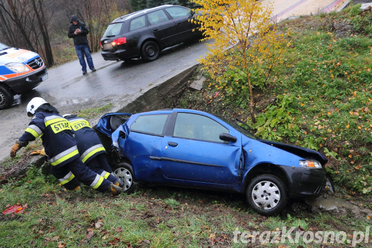 Fiat uderzył w betonowy przepust