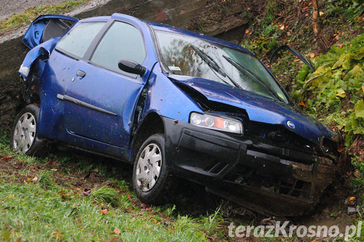 Fiat uderzył w betonowy przepust