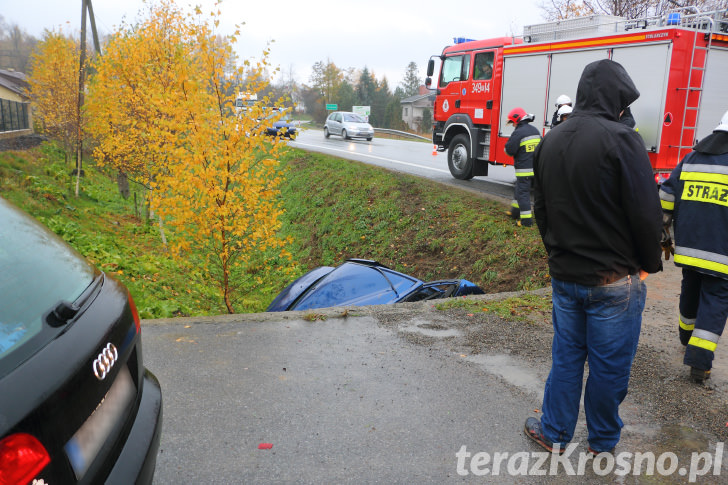 Fiat uderzył w betonowy przepust