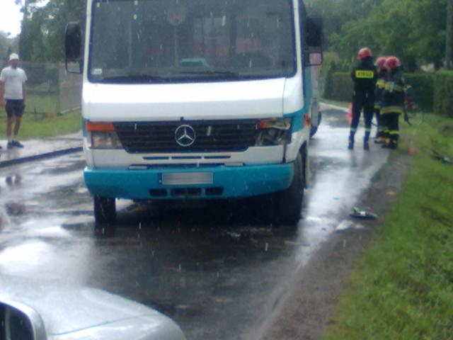 Zderzenie busa z osobówka w Świerzowej Polskiej